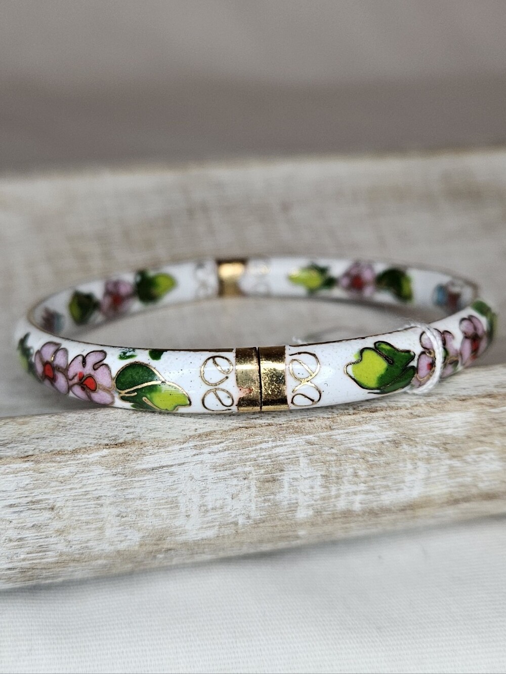 Vintage White Cloisonne Enamel Floral Bangle Bracelet Hinged Gold Clamper - Picture 4 of 12